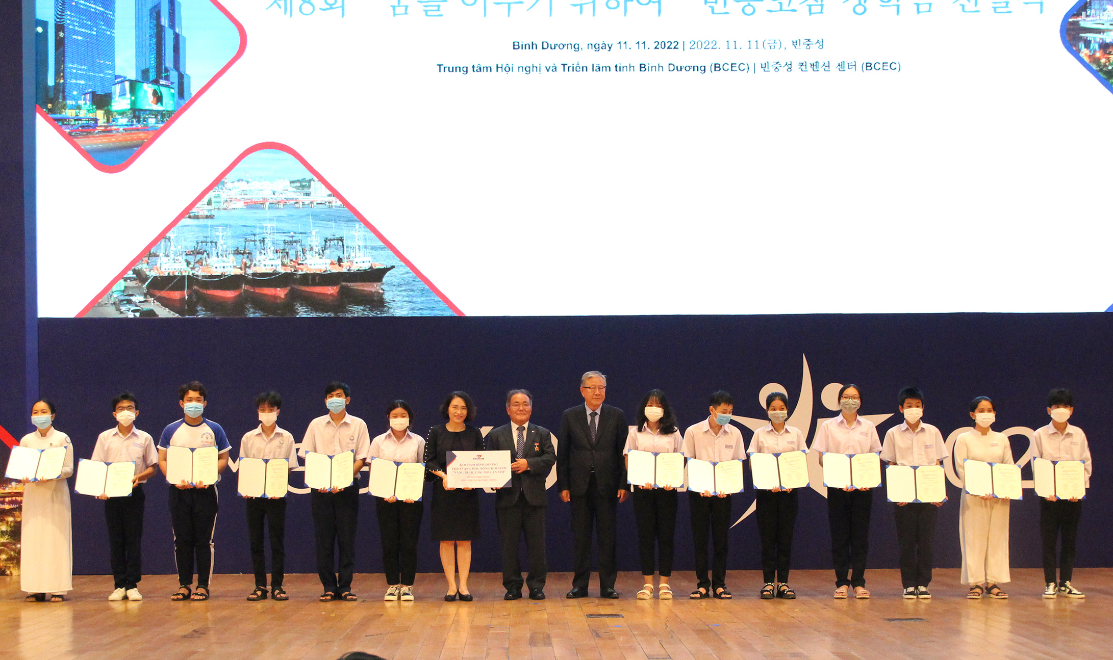 Chương trình “Học bổng Kocham Nâng bước ước mơ lần VIII”: Chi hội Doanh nghiệp Đầu tư Hàn Quốc cũng đã trao tặng 152 suất học bổng cho học sinh nghèo học giỏi trên địa bàn tỉnh Bình Dương (Ảnh: HH)